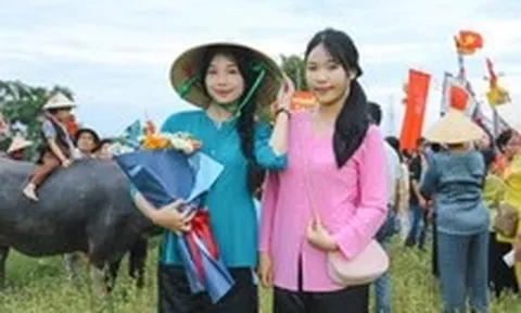 Người Đà Nẵng rước Thần Nông, làm lễ trước đá thần nhân lễ hội mục đồng làng Phong Lệ