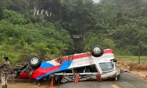 Mưa lũ, dông lốc đánh chìm tàu, cuốn trôi ô tô
