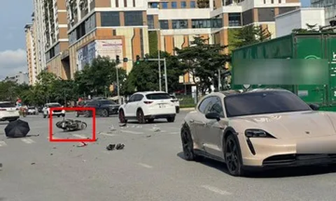 Xe máy biến dạng sau cú va chạm với ô tô Porsche trên đường ở Hà Nội