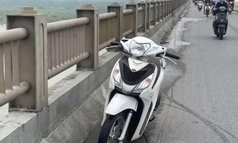 Hà Nội: Nam thanh niên bỏ xe máy trên cầu Vĩnh Tuy rồi bất ngờ nhảy xuống sông