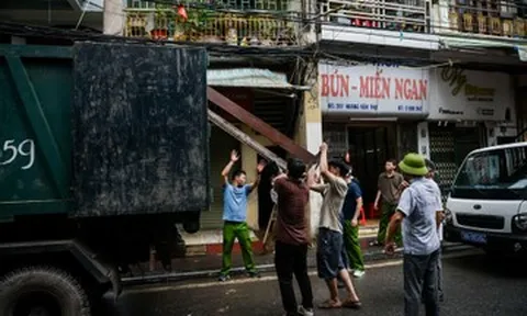 Hình ảnh di dời khẩn cấp các hộ dân sống tại chung cư chờ sập ở ‘siêu phường’
