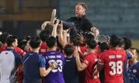 CLB Công An Hà Nội ăn mừng cuồng nhiệt chức vô địch V-League sớm