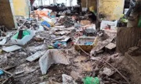 Cảnh tan hoang ở khu chợ sát quốc lộ sau khi nước ập vào, ngập đến cổ