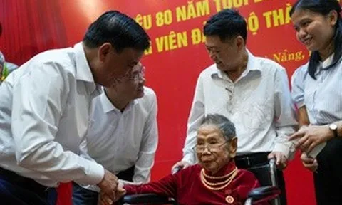 Thường trực Ban Bí thư trao Huy hiệu 80 năm tuổi Đảng cho đảng viên tại Đà Nẵng