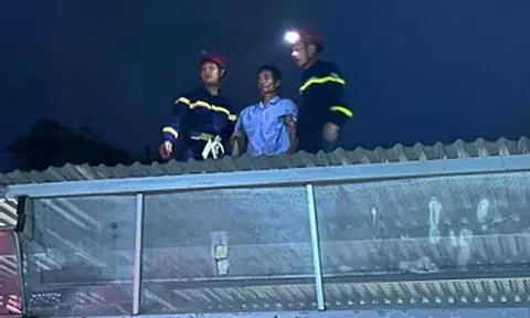 Người đàn ông lên nóc bệnh viện cố thủ, công an trèo lên cao 4m giải cứu