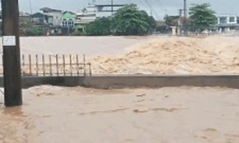Quảng Ninh: Nước lũ bất ngờ tràn vào trụ sở xã, cuộc họp phải dừng giữa chừng