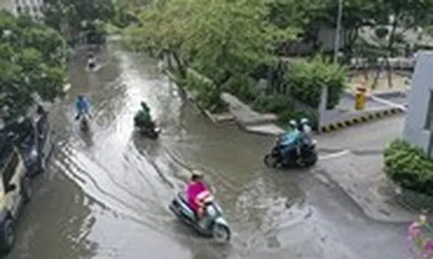 Chung cư ở khu Thảo Điền, TP.HCM vẫn bị nước ứ đọng ‘bủa vây’