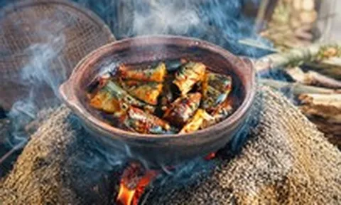 Cá nục om trấu rục xương ăn cùng bánh mì nướng, ngon nhớ đời