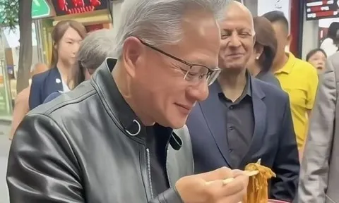 CEO Nvidia ăn mì tương đậu giữa phố Bắc Kinh