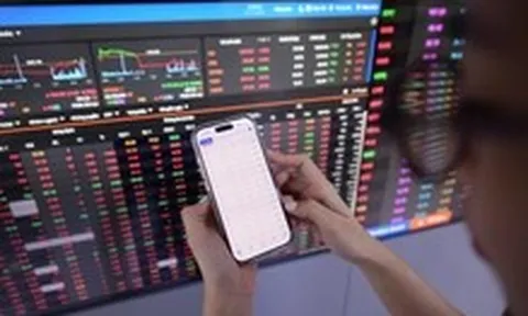 VN-Index kéo ngược 50 điểm trong vài giờ, nhà đầu tư trải qua phiên choáng váng