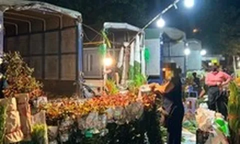 Khu chợ ‘chui’ sau nghĩa trang Hà Trì bị dẹp, tiểu thương tràn ra đường bán
