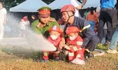 Bệnh nhi ung thư thích thú hóa thân thành lính cứu hỏa