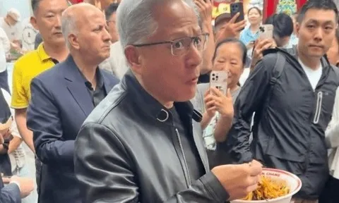 Nhân viên kể phút CEO Nvidia ăn mì tương đậu, uống Mixue ở Bắc Kinh