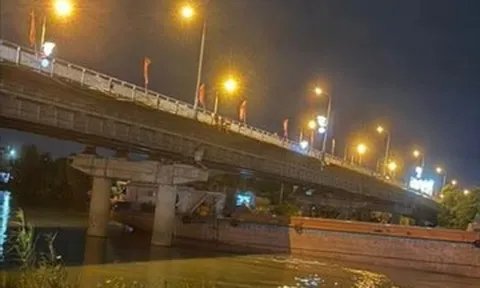 Ninh Bình: Tàu hàng mắc kẹt dưới gầm cầu Đò Quan