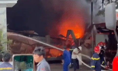 Cháy lớn xưởng mút xốp ở Đồng Nai, khói đen cao hàng chục mét