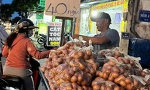 Giá trứng gà 'rẻ bất thường' bán ở vỉa hè có bình thường không?