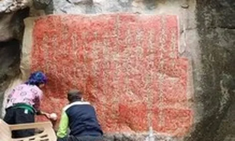 Bia ma nhai khắc trên vách núi đá gần 700 năm là bảo vật quốc gia