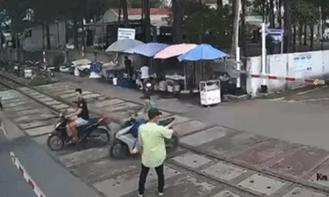 Clip hành động của người đàn ông khi barie đã hạ gây bức xúc
