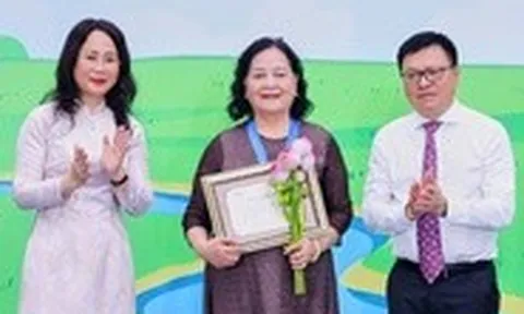 Cố họa sĩ, đạo diễn Ngô Mạnh Lân nhận giải ‘Thành tựu trọn đời - Hiệp sĩ Dế Mèn’