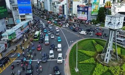 Ngày đầu đổi cách đi tại 'vòng xoay ám ảnh' ở TPHCM, hàng loạt tài xế bỡ ngỡ