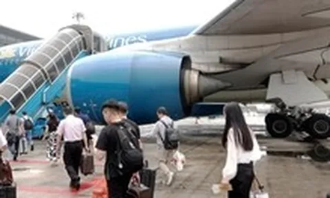 Khách đi máy bay thấp thỏm lo bị hủy, hoãn chuyến sát ngày khởi hành