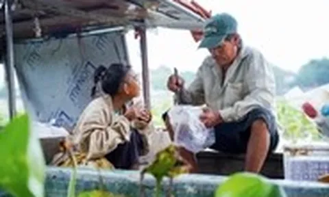 Cha, con và nụ cười trên sông Sài Gòn