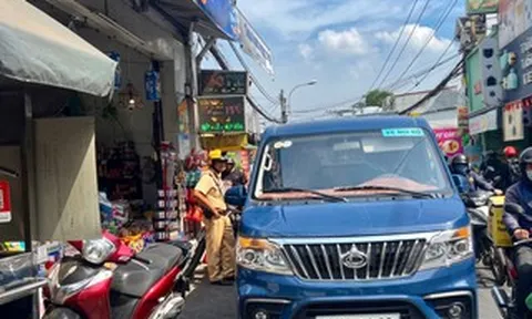 Vắng mặt sau khi đỗ ô tô sai quy định: Cẩu xe về bãi tạm giữ