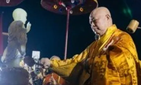 Hàng ngàn tăng ni, Phật tử, nghệ sĩ tham gia lễ rước và tắm Phật mùa Phật đản tại TP.HCM