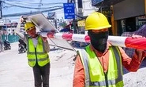 Người dân Hà Nội đội nắng mưu sinh trong ngày thủ đô nóng nhất cả nước