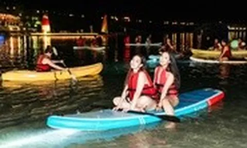 Ngắm hoàng hôn ‘tỉ đô’, trải nghiệm bãi tắm đêm đầu tiên ở Nha Trang
