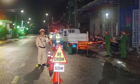 Hành động gây phẫn nộ của người đàn ông khi bị công an kiểm tra nồng độ cồn