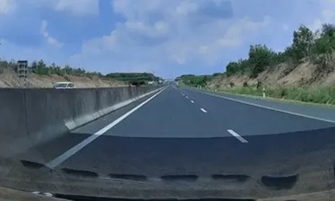 Ô tô chạy gần 100km/h tông trực diện con bò trên cao tốc, túi khí bung ra