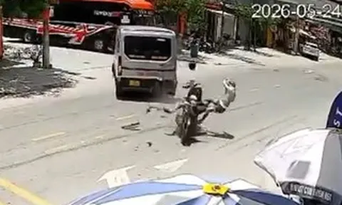 Hai thanh niên đi xe máy bay lên không trung sau khi tông xe 9 chỗ