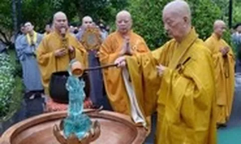 Đức Pháp chủ Thích Trí Quảng thực hiện nghi thức tắm Phật mùa Phật đản