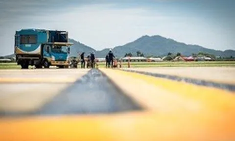 Nhiệt độ sân bay tới 70°C, nhân viên hàng không vẫn miệt mài làm việc