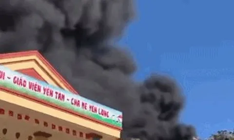 Cháy lớn tại xưởng gỗ giữa ngày nắng nóng, khói đen bốc cao ngút trời