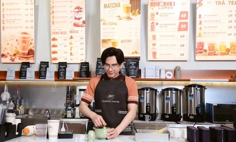 Quán cà phê nằm giữa trung tâm TP.HCM của Đan Trường
