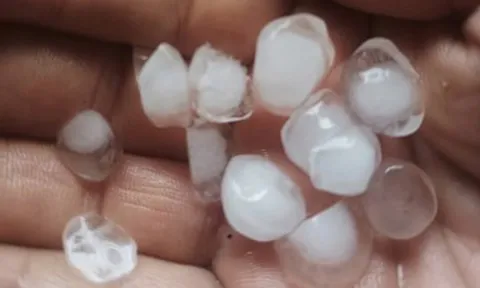 Mưa đá bất ngờ xuất hiện, người dân ghi lại cảnh tượng hiếm gặp