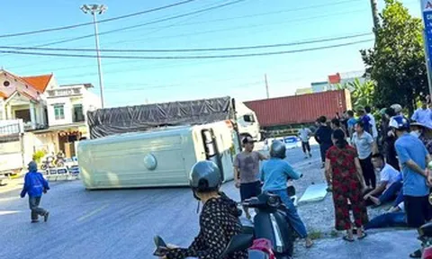 Ô tô chở sinh viên lật ngang giữa đường