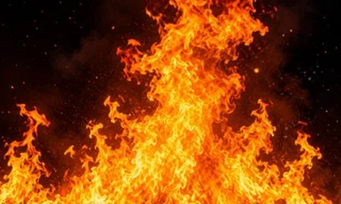 Nghi án chồng đổ xăng đốt vợ cũ rồi nhảy sông tự tử