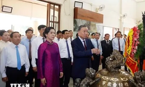 Tổng Bí thư, Chủ tịch nước Tô Lâm dâng hương tưởng niệm Chủ tịch Hồ Chí Minh tại Thái Lan
