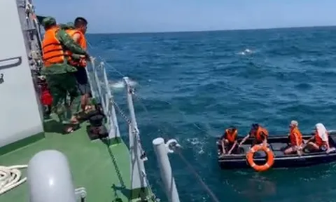 Chìm tàu, 11 ngư dân sống sót sau 12 giờ lênh đênh trên biển