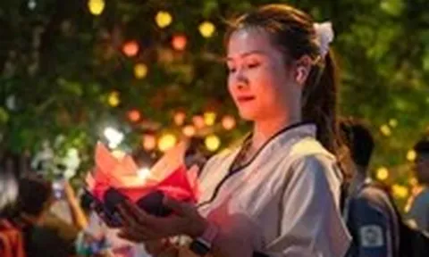 Hàng ngàn người về chùa Pháp Hoa thả hoa đăng cầu bình an mùa Phật đản