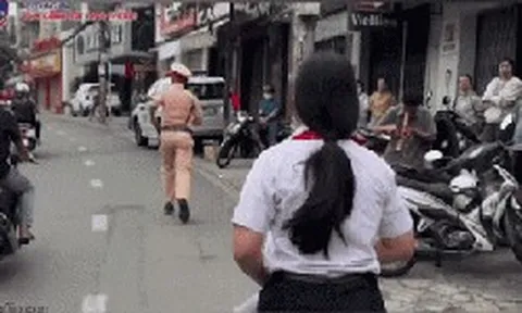 Nữ sinh mắc lỗi nghiêm trọng trong Kỳ thi tuyển sinh lớp 10, CSGT giúp sức "sửa sai"
