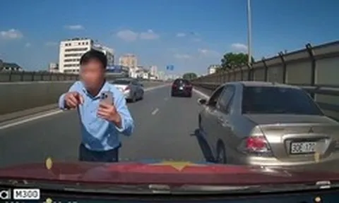 Hà Nội: Danh tính tài xế ô tô tạt đầu xe khác, còn xuống mắng chửi người đi phía sau