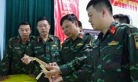 Lặng người trước hài cốt liệt sĩ cùng di vật ít ỏi vừa tìm thấy ở đồi Chôm Chôm