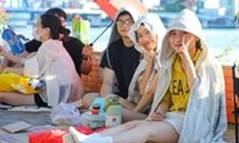 Hàng ngàn người đội nắng bên bờ sông Hàn chờ khai mạc pháo hoa quốc tế