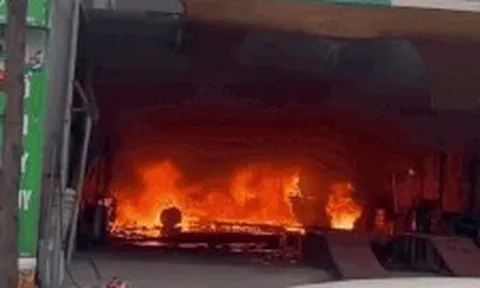 Cháy dữ dội kèm tiếng nổ tại tiệm rửa xe ở Quảng Ninh