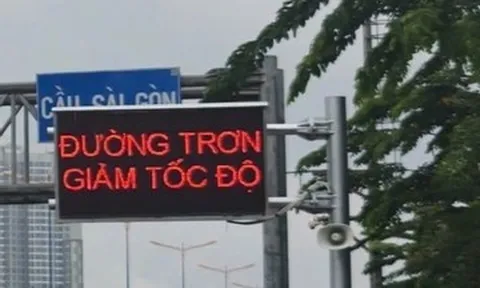 Lắp loa, màn hình LED 'hộ tống' người dân qua cầu Sài Gòn an toàn ngày mưa giông