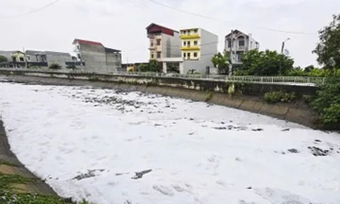 Nước kênh đen đặc, nổi bọt trắng bay cả vào nhà dân ở Bắc Ninh